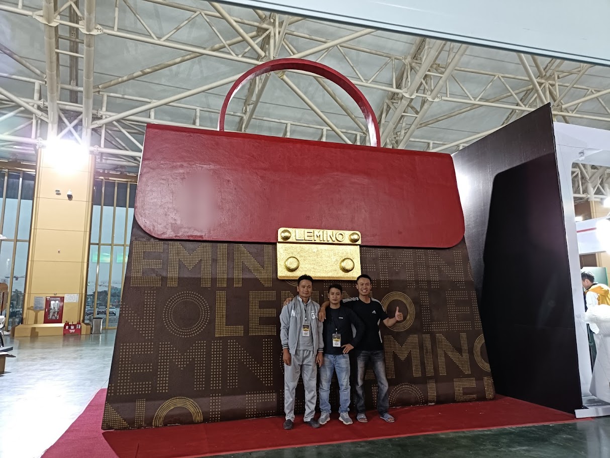 Thi công túi sách khổng lồ tại trung tâm triển lãm quốc gia VinMec Đông Anh