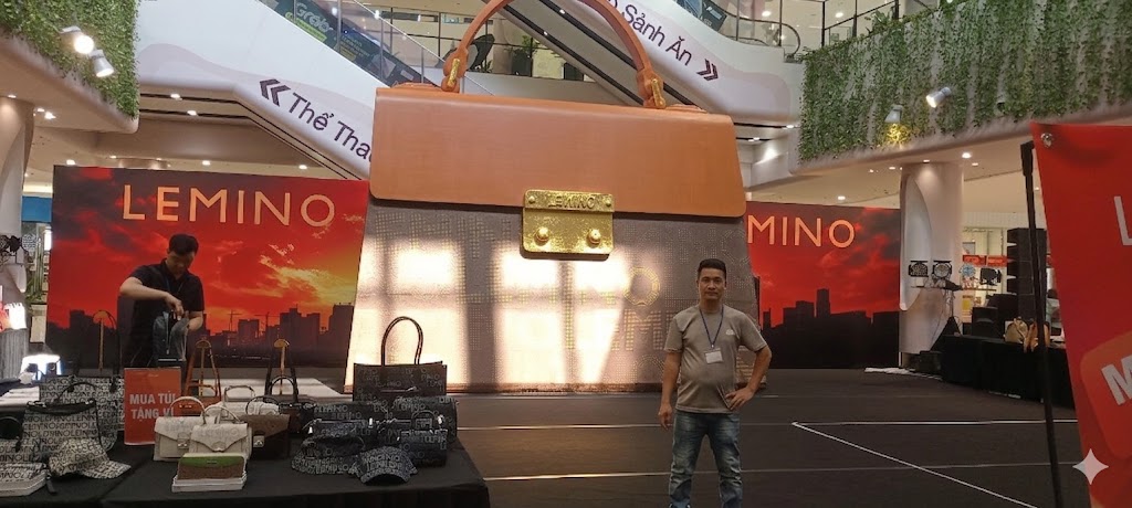 thi công mô hình mút xốp 3d túi sách khổng lồ tại trung tâm thương mại AEON Hà Đông