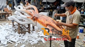 sơn màu mô hình con cá Mực Khổng Lồ bằng xốp